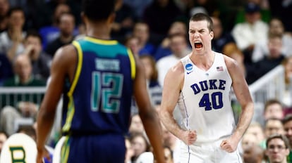 Marshall Plumlee (40) jugador de Duke, celebra una canasta.