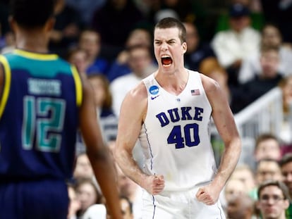 Marshall Plumlee (40) jugador de Duke, celebra una canasta.