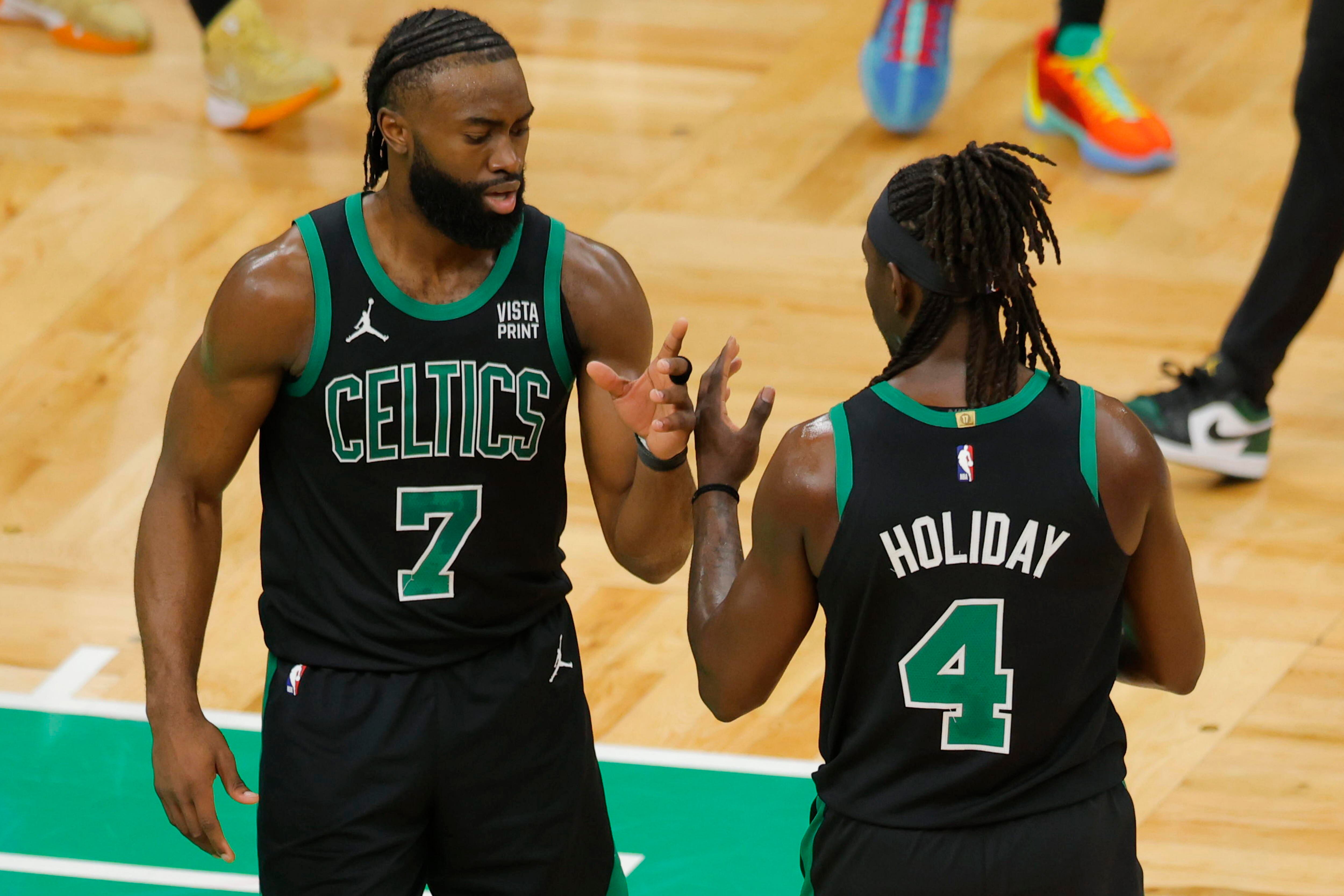 Jaylen Brown, a la izquierda, y Jrue Holiday, durante un partido contra los Indiana Pacers.