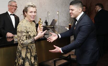 La actriz Francesc McDormand con su su hijo Pedro y el Oscar a mejor actriz en 2018.