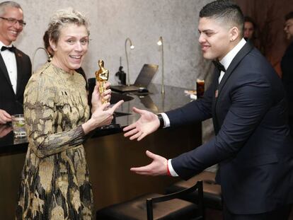 La actriz Francesc McDormand con su su hijo Pedro y el Oscar a mejor actriz en 2018.