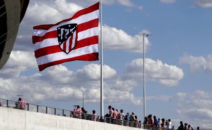 La bandera del Atlético del Madrid con el nuevo escudo preside uno de los accesos al Wanda Metropolitano.