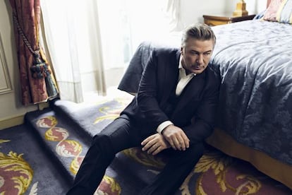 En una suite del hotel Ritz de Madrid, el actor viste chaqueta, pantalón y chaleco Hackett y camisa Dolce & Gabbana