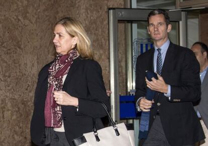 La Infanta y su marido el lunes saliendo del juzgado.