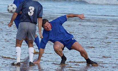 Dimitri Piterman pierde el equilibrio durante un partido playero.