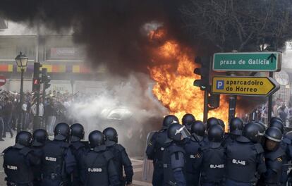 Manifestantes del Cerco incendian barricadas ante la sede del pleno del Parlamento de Galicia
