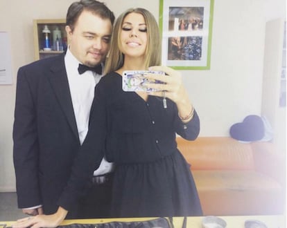 Roman Burtsev, el DiCaprio ruso, requerido para posar con una fan.