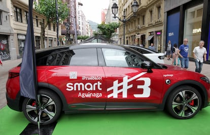 Un coche eléctrico de un concesionario expuesto en el centro de Bilbao.