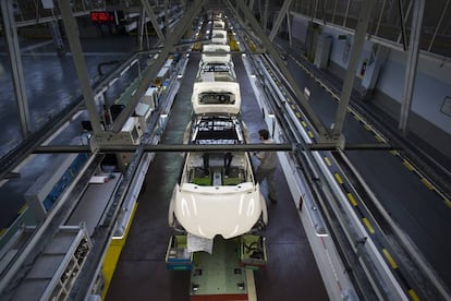 Un operario trabaja en la cadena de montaje de la fábrica de automóviles FASA-Renault en Valladolid