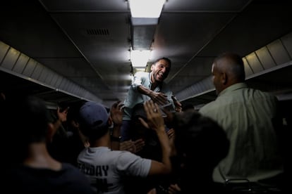 Um grupo de pessoas canta em um trem durante seu trajeto para uma feira internacional, o 12 de setembro de 2018, às periferias de Damasco.