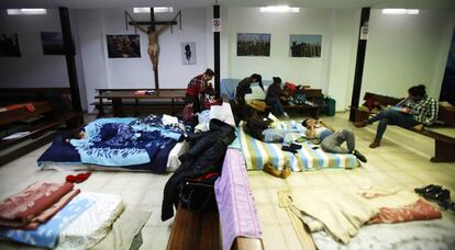 Nueve familias fueron acogidas de emergencia por una iglesia de Vallecas, la parroquia San Carlos Borromeo, después de haber buscado sin éxito alojamiento en centros de la red de albergues de Madrid.