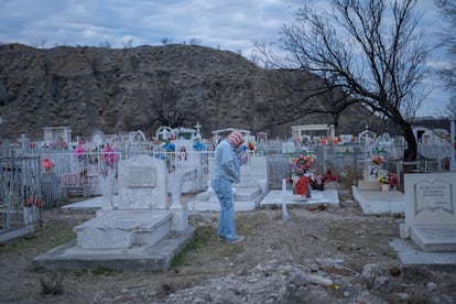 Carolina ?lvarez Oviedo, viuda de Jorge Luis Martnez Valdez, en el cementerio de Cloete, Coahuila, el 18 de febrero 2025.