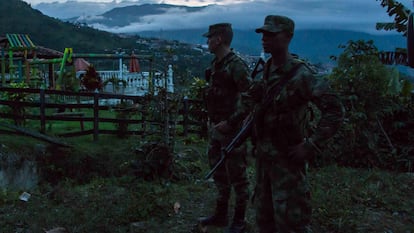 Soldados hacen guardia en un punto de control en Antioquía, Colombia, el 23 de julio de 2018.