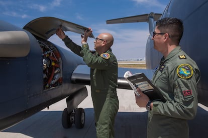 Personal de la Fuerza Aérea revisa el avión antes de su vuelo como parte del programa de "Estimulación de lluvias para el Sistema Cutzamala".