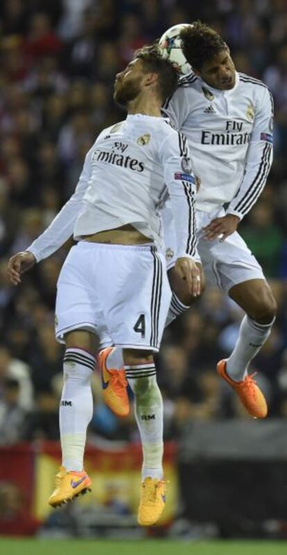 Ramos y Varane, durante el derbi.