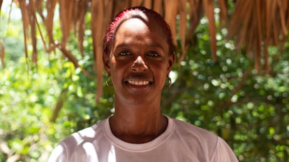 Luz Nelly Camacho da clases a sus estudiantes al aire libre en una pequeña comunidad rural en María La Baja después de verse desplazada varias veces por la violencia de los grupos armados ilegales que azotan el departamento de Bolívar, en el Caribe colombiano.