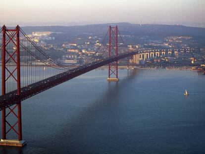 Estructura de acero del puente 25 de Abril, en Lisboa (Portugal). 