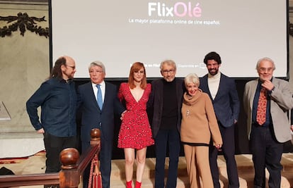 Enrique Cerezo, junto a Santiago Segura, Natalia de Molina, Pepe Sacristán, Concha Velasco, Miguel Ángel Muñoz y Manuel Gutierrez Aragón.