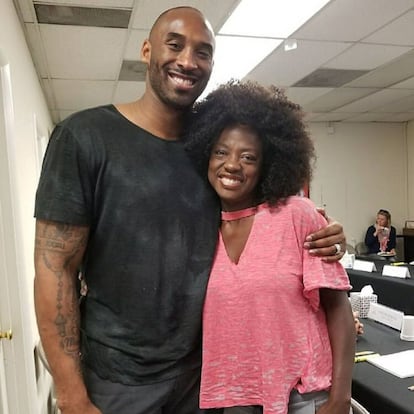 La actriz Viola David también ha querido unirse a los homenajes en redes sociales: "Mi corazón está con Vanessa [esposa de Kobe Bryant]. Completamente devastada. Sé lo mucho que quería a su familia". Kobe y Vanessa Bryant se conocieron en 1999, cuando él tenía 20 años y ella, 17, y al año siguiente contrajeron matrimonio.