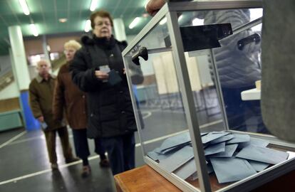 Cola de gente esperando a votar en Ille-de-France.