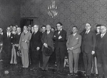 Gregorio Marañón (en el centro, con pajarita) toma posesión, en julio de 1931, de la primera cátedra de Endocrinología de la Facultad de Medicina de Madrid, en presencia del rector José Giral, Claudio Sánchez Albornoz, Sebastián Recasens y Gustavo Pittaluga, entre otros.