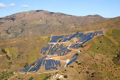 Una planta fotovoltaica solar cerca de Molinejo, Málaga. El fotógrafo valenciano Ignacio Evangelista explora en esta serie el impacto visual que algunas de estas energías limpias tienen sobre el paisaje.