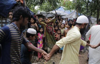 Mujeres y niños rohingya participan en una marcha para conmemorar el aniversario de su éxodo, el 25 de agosto de 2018, en el campamento de Kutupalong, en Bangladesh.