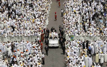 Miles de curas procedentes de todo el mundo saludan al Papa en la plaza de San Pedro de Roma