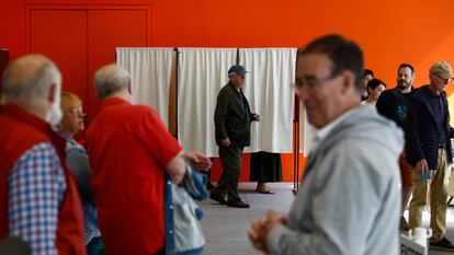 Ambiente en un colegio electoral en Rennes, este domingo.