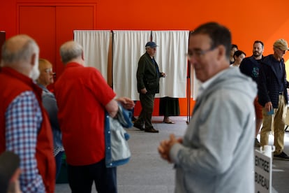 Ambiente en un colegio electoral en Rennes, este domingo. 