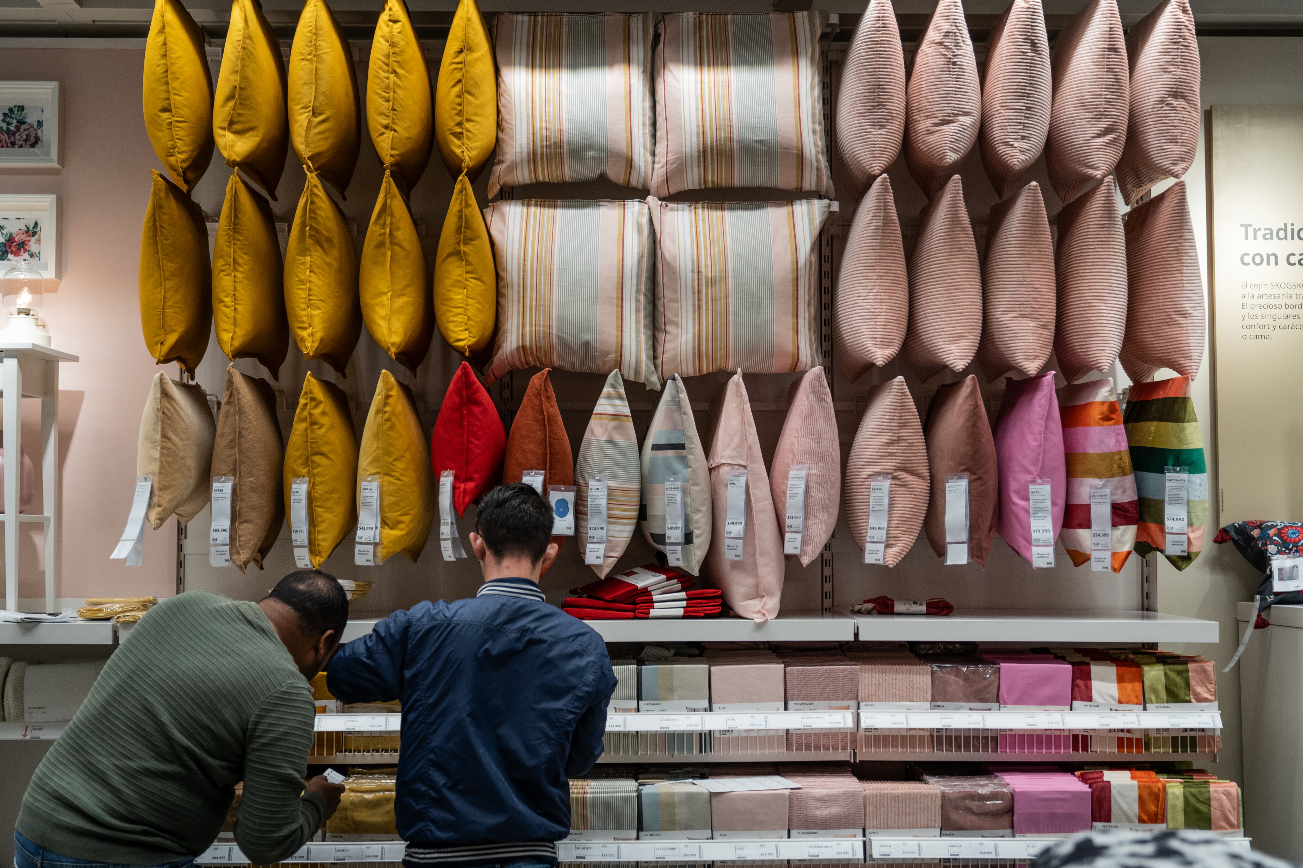 Personas recorren la tienda un día antes de su apertura.