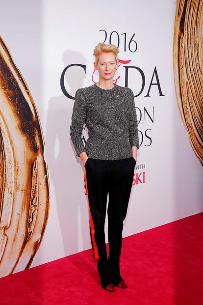 Tilda Swinton, fiel a su estilo con pantalón negro y top de pedrería.