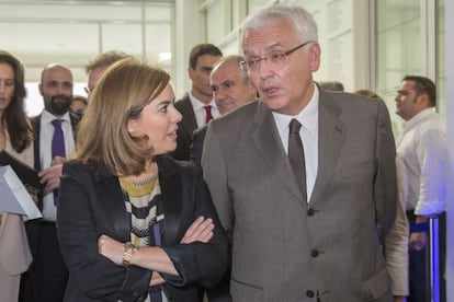La vicepresidenta del Govern Soraya Sáez de Santamaría i el conseller de cultura Ferran Mascarell durant la presentació d'elpais.cat.