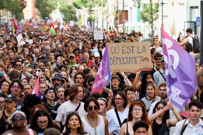 Centenares de ciudadanos franceses participan en una protesta contra Macron, este sábado en el centro de Marsella. 