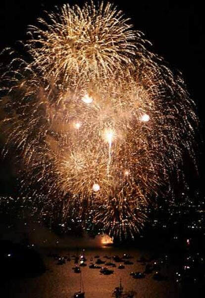 Aunque las pevisiones ms pesimiestas afirmaban que los australianos se iban a quedar sin la tradicional fiesta de fuegos artificiales desde el puerto de Sydney por el peligro de incendio (la isla-continente vive una de las peores olas de calor de los ltimos veranos australes), la tradicin se ha impuesto: los cohetes han saludado al nuevo a?o junto al agua del ocano.