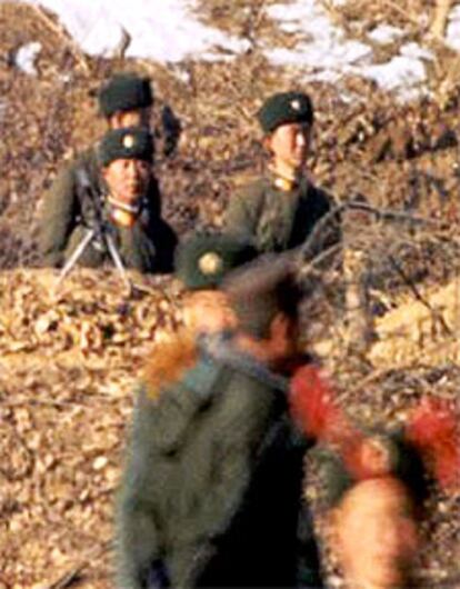 Tropas norcoreanas con ametralladoras, en la zona desmilitarizada.