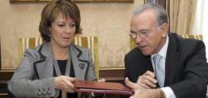 La presidenta del Gobierno de Navarra, Yolanda Barcina, y el presidente de la Caixa, Isidro Fainé, durante la firma hoy, martes, 6 de marzo de 2012, en Pamplona del convenio de colaboración entre ambas instituciones en materia de acción social, educativa, medioambiental y cultural para 2012.