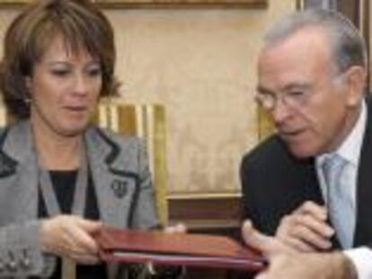 La presidenta del Gobierno de Navarra, Yolanda Barcina, y el presidente de la Caixa, Isidro Fainé, durante la firma hoy, martes, 6 de marzo de 2012, en Pamplona del convenio de colaboración entre ambas instituciones en materia de acción social, educativa, medioambiental y cultural para 2012.