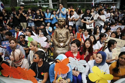 Los manifestantes se sientan alrededor de una estatua de una "mujer de solaz" el pasado 22 de julio. La protesta se celebró para exigir una disculpa y una compensación por parte del Gobierno japonés por el daño causado a estas mujeres.