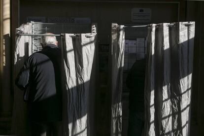 Un votante elige su voto en una cabina en la Universitat de Barcelona.