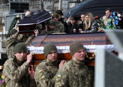 Funeral y entierro de cuatro de los militares muertos en el ataque a la base de Yavoriv en Lviv, Ucrania. 