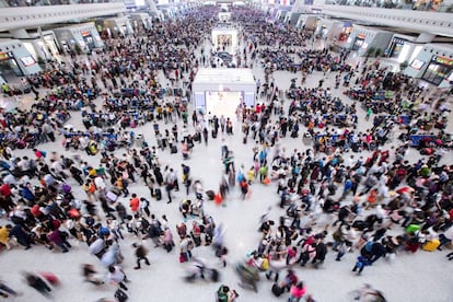 Una multitud espera en el hall de la estación de Hangzhou (China).