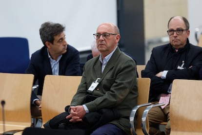 En el centro, Gins Lpez, exalcalde de Arganda, en el banquillo de los acusados de la Audiencia Nacional, este lunes.