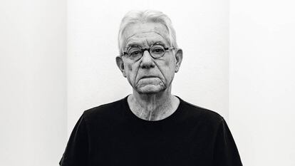 Greil Marcus posa en exclusiva para ICON con cara de estar dando una clase magistral sobre un asunto muy serio. En el MACBA (Barcelona) habló de algo importante: el punk.