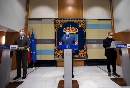 El presidente de Asturias, Adrián Barbón (centro), el consejero de Salud, Pablo Fernández (izquierda) y el director general de Salud Pública, Rafael Cofiño, el miércoles en Oviedo. 