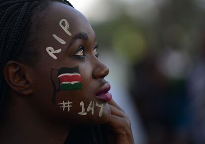 Una mujer acude a un concierto en homenaje a los 147 estudiantes asesinados en la Universidad de Garissa en Nairobi (Kenia).