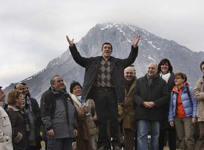 Patxi López (centro), en el monte Besaide, punto de encuentro de las tres provincias vascas.