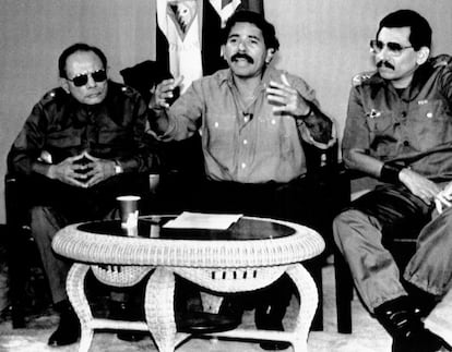 El presidente de Nicaragua, Daniel Ortega, en el centro, acompañado por el ministro del Interior, Tomás Borge, a la izquierda, y el ministro de Defensa, Humberto Ortega, el 30 de diciembre de 1989.