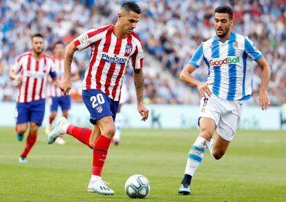 Vitolo encara a Mikel Merino en Anoeta.