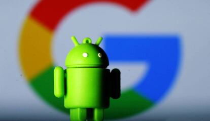 Muñeco de Android frente al logo de Google